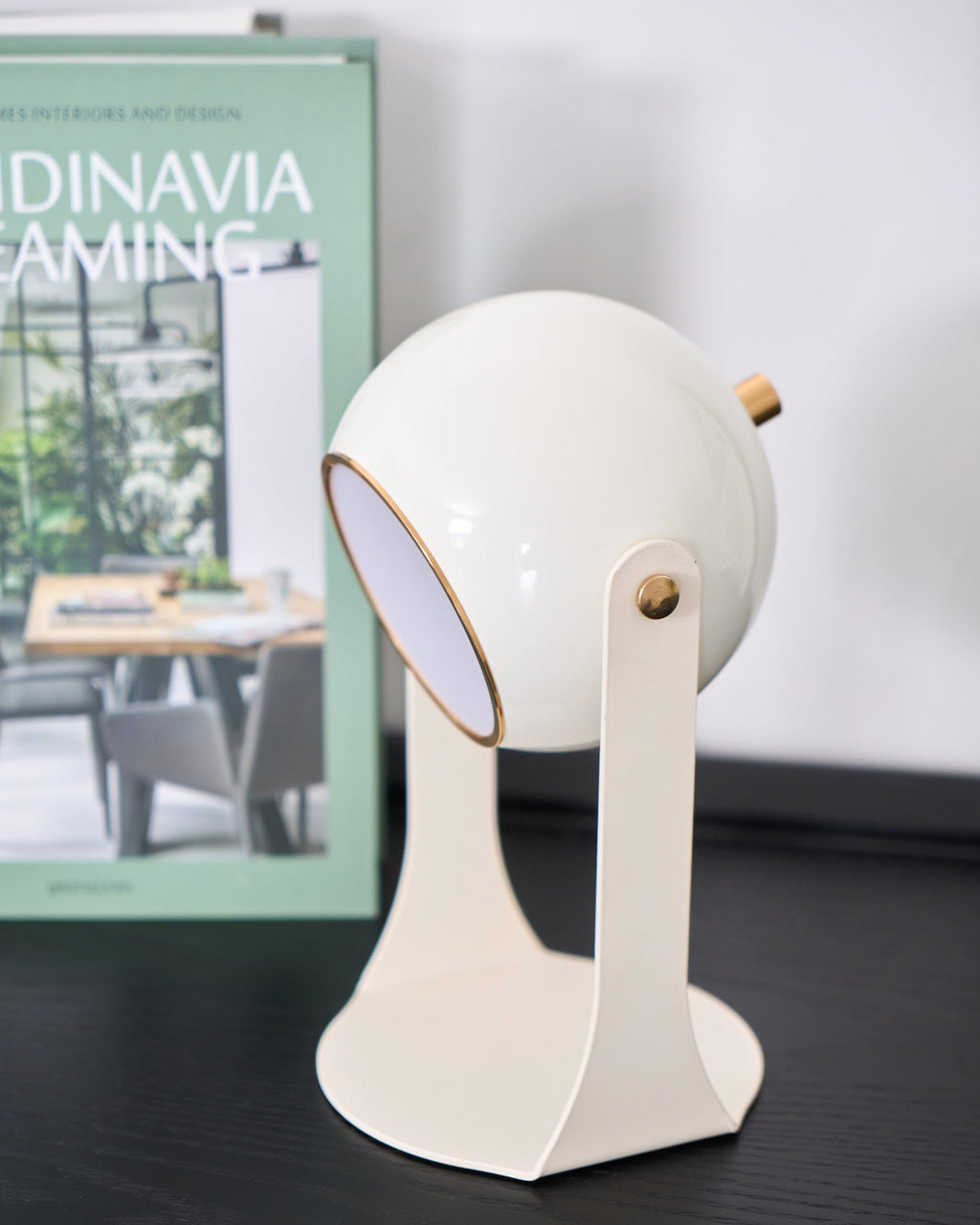Svejk Table Lamp | Glossy Black and White | Touch Control