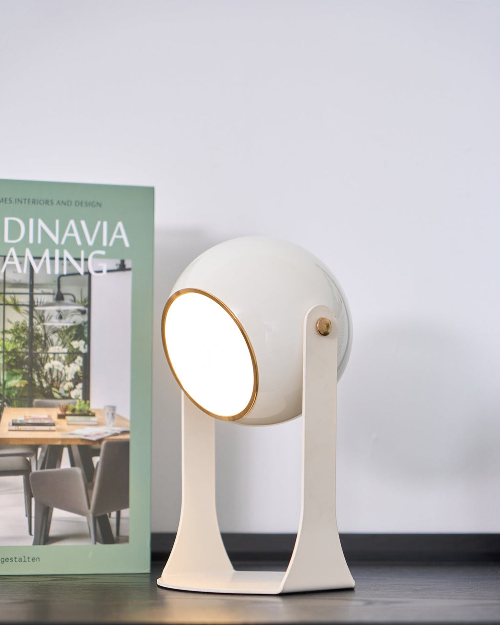 Svejk Table Lamp | Glossy Black and White | Touch Control