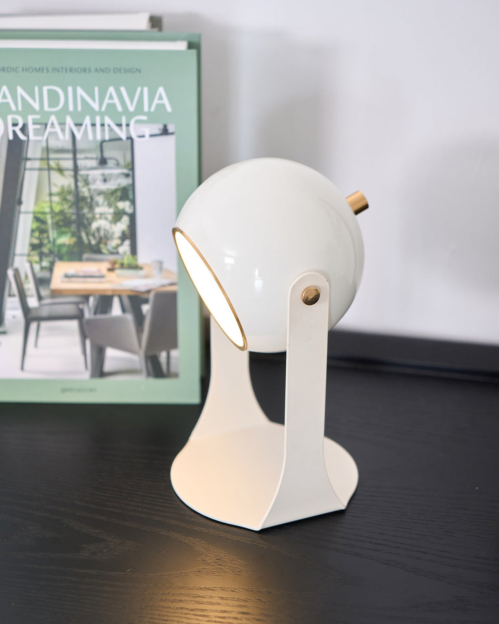 Svejk Table Lamp | Glossy Black and White | Touch Control